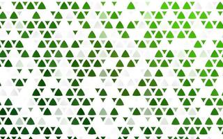 textura transparente de vector verde claro en estilo triangular.