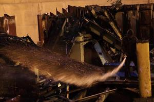 siluetas de bomberos ante un incendio foto