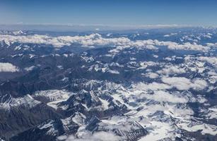 montañas del himalaya bajo las nubes foto