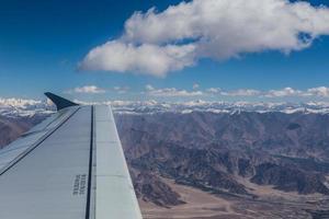 montañas del himalaya bajo las nubes foto