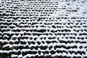 muro de piedra cubierto de nieve i foto