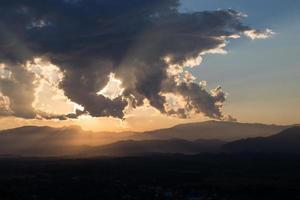 amanecer con nubes, luz y rayos foto