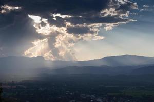 amanecer con nubes, luz y rayos foto