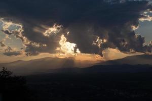 amanecer con nubes, luz y rayos foto