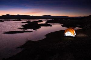 camping al lado del lago foto