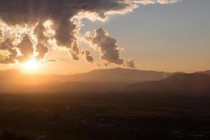 amanecer con nubes, luz y rayos foto