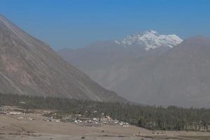 vista a la montaña y al pequeño desierto en leh, india foto