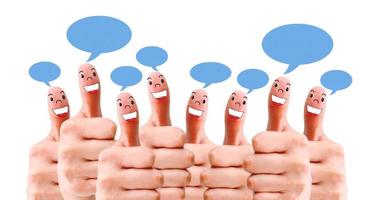 grupo de caras de dedos con signo de chat social y burbujas de habla foto
