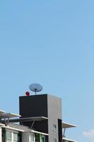 antena parabólica en el edificio commercail