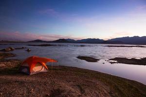 camping al lado del lago foto