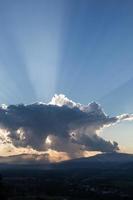 amanecer con nubes, luz y rayos foto