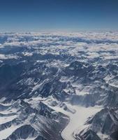 montañas del himalaya bajo las nubes foto