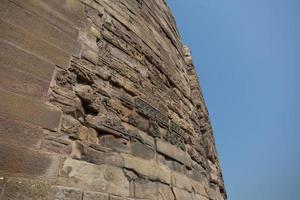 estupa dhamekh y ruinas en sarnath, india foto