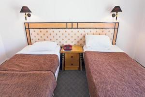 habitación de dos camas sencilla y barata foto