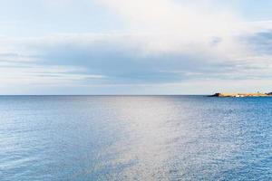 topo y mar jónico cerca de la ciudad de giardini naxos foto