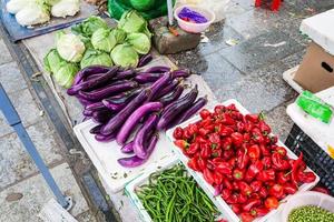 verduras en el mercado al aire libre de la calle en yangshuo foto