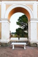 antiguo banco de piedra y arco en la ciudad de roma foto