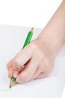borradores a mano con lápiz verde en una hoja de papel foto