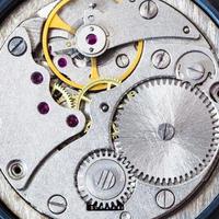 mecanismo de relojería de acero del antiguo reloj mecánico foto