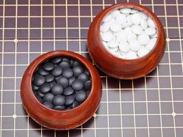 juego de piedras de juego go en blanco y negro foto