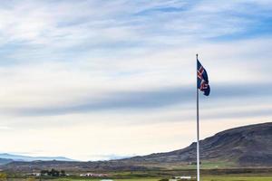 bandera islandesa y paisaje en islandia foto