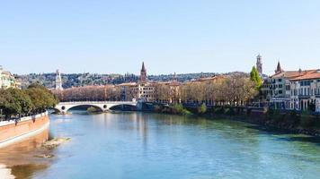 río adige con ponte della vittoria en verona foto