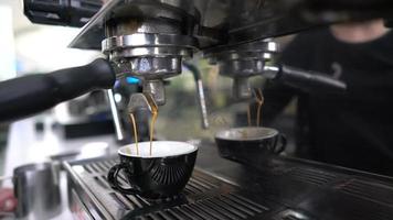 barista bereitet eine köstliche tasse kaffee zu video