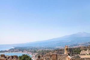 cielo azul sobre el monte etna y la costa del mar jónico foto