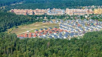 vista anterior de modernas casas de campo y apartamentos foto