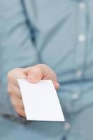 vista frontal de la tarjeta de visita en blanco en la mano femenina foto