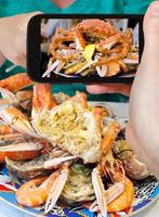 fotografías turísticas de plato de mariscos con cangrejo, gambas, camarones foto