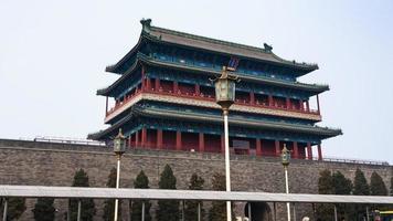 vista de la torre de la puerta de zhengyangmen en beijing foto