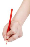 dibuja a mano con un lápiz rojo de madera aislado en blanco foto