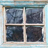 viejo marco de ventana de madera en mal estado foto