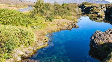 agua en la grieta de la tierra en el parque nacional de Thingvellir foto