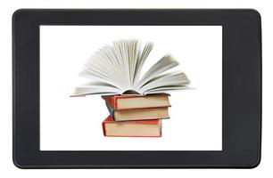 pila de libros en la pantalla del lector de libros electrónicos aislado foto