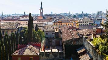 vista superior de la ciudad de verona en primavera foto