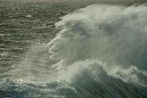 un primer plano de una gran ola en el océano ártico foto