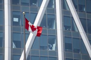 bandera canadiense en el edificio de calgary foto