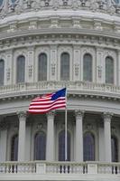 detalle de la capital de washington dc con bandera americana foto