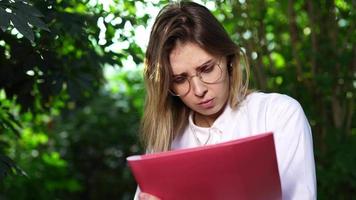 un' coppia di studenti fare un' botanico ricerca video