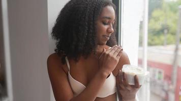 jeune femme noire montre sa routine de soins de la peau video