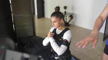 jong vrouw draagt elektroden pak voor fysiek behandeling video