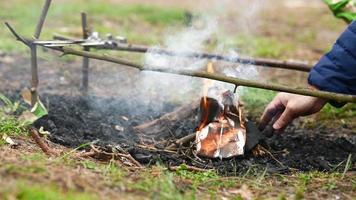 colocando fogo para um churrasco de acampamento video