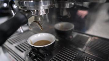 barista preparando uma deliciosa xícara de café video