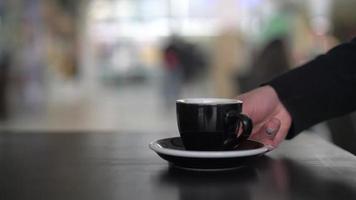 barista bereitet eine köstliche tasse kaffee zu video