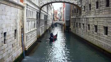 toerist in Italië gondel rijden in Venetië video
