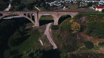 vista aérea da antiga ponte ferroviária, antigo viaduto vorohta, ucrânia video