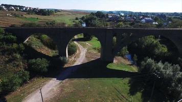 antenne visie van oud spoorweg brug, oud viaduct vorohta, Oekraïne video