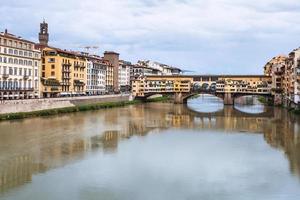 vista del ponte vecchio sobre el río arno en otoño foto